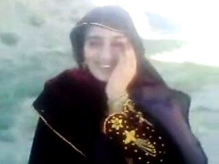 Девушку дези в хиджабе трахнули на улице