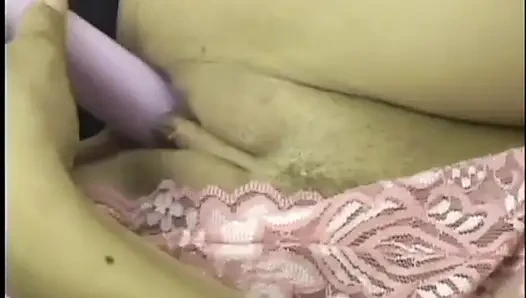 Sürtük genç esmer Nevaeh Ashton vibratörü klitorisine tutuyor ve sonra tıraşlı amına sokuyor