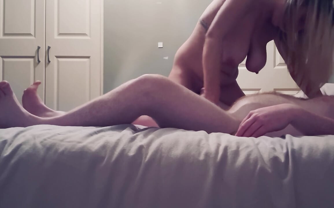 Tante seksi yang lagi selingkuh menggoda tetangganya untuk pijat dia nggak bisa menahan diri untuk ngentot kontolnya habis-habisan