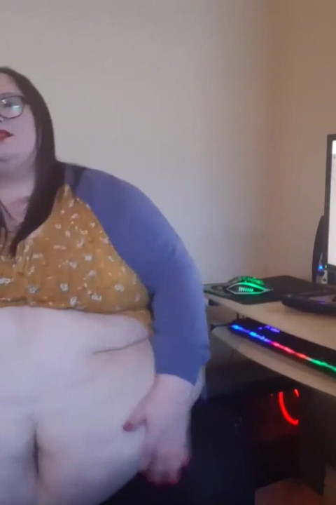 Bbw-secretaresse vernederd op het werk door baas. Deel 1