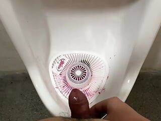 masturbasi dengan kencing dan mani muncrat di urinoir
