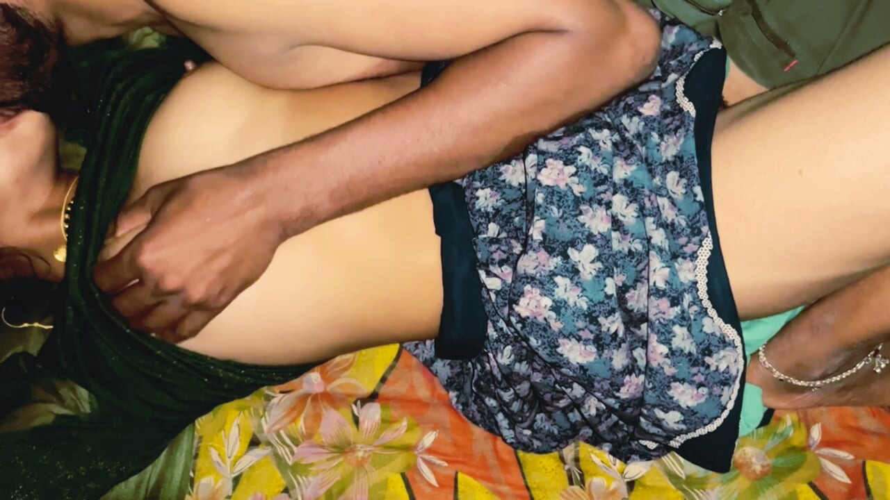 After the husband goes out, the daughter-in-law takes a relaxed night with Jet.