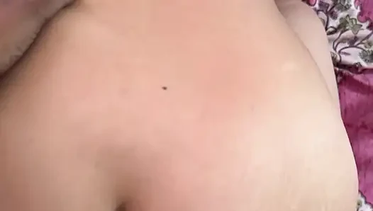 Hintli üvey anne azgın ve üzgün olduğu için üvey oğlu tarafından tekrar sikiliyor