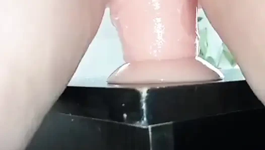 Memek becek dan pantat montoknya diminyaki, muasin memeknya pakai dildo ukuran XL