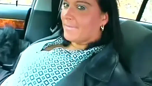 Kurvige MILF aus deutschland bekam sperma auf ihre dicken titten