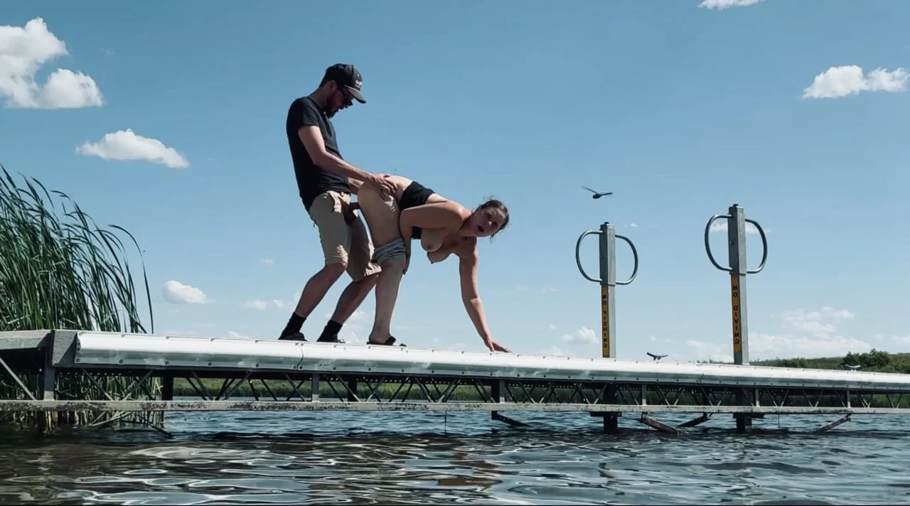Sexo en el lago para que cualquiera pueda ver!