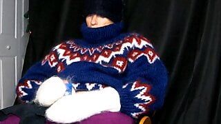 Fetiș cu pulover, pulover cu mohair și masturbare cu multă spermă la final - Chase Pike