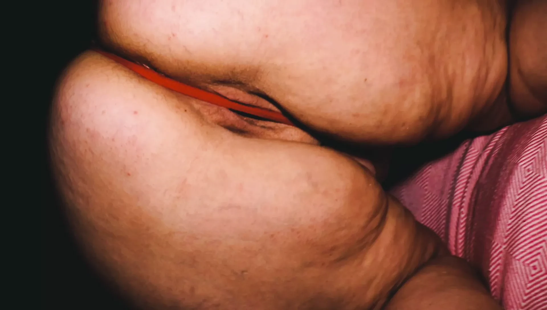 MILF seksi awak membenarkan awak melihat pepeknya, datang dan melancap