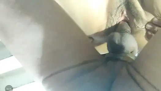 İkimiz için de çok tatmin edici amının içine boşalıyorum