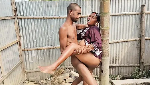 Hintli pados ki yenge açık havada domalarak sikişiyor