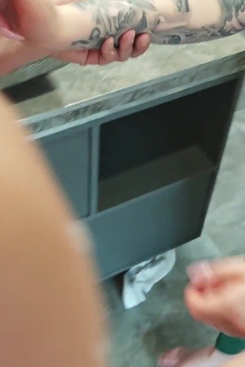 Tıraş olurken kocamın dikkatini dağıtıyorum. Tıraş olurken sikini emiyor ve sonra beni sikiyor
