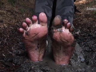 Mes pieds sales jouent dans la boue
