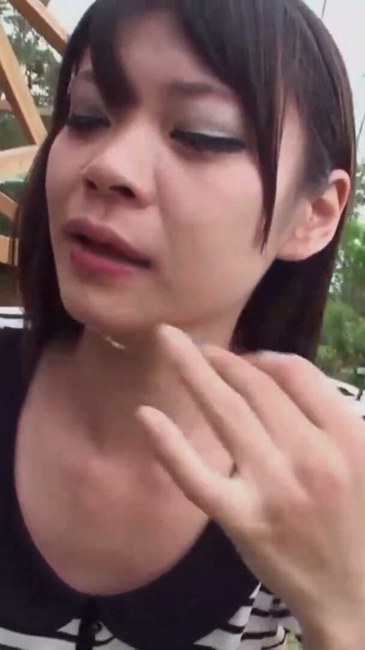 Outdoor Blowjob endet in Asian Creampie | Clip 1