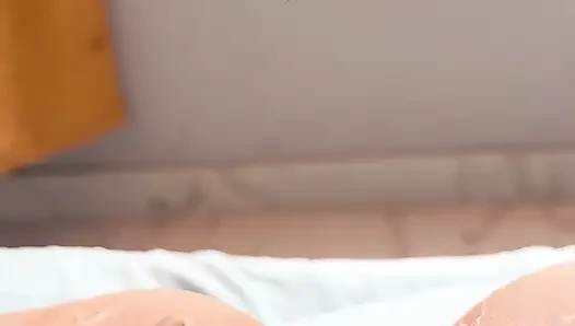 I stayed at a hotel where a super handsome guy greeted me, so I'm going to masturbate thinking about him.