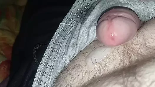 Tombul adam yarağı pantolona boşaltıyor ve boşalıyor