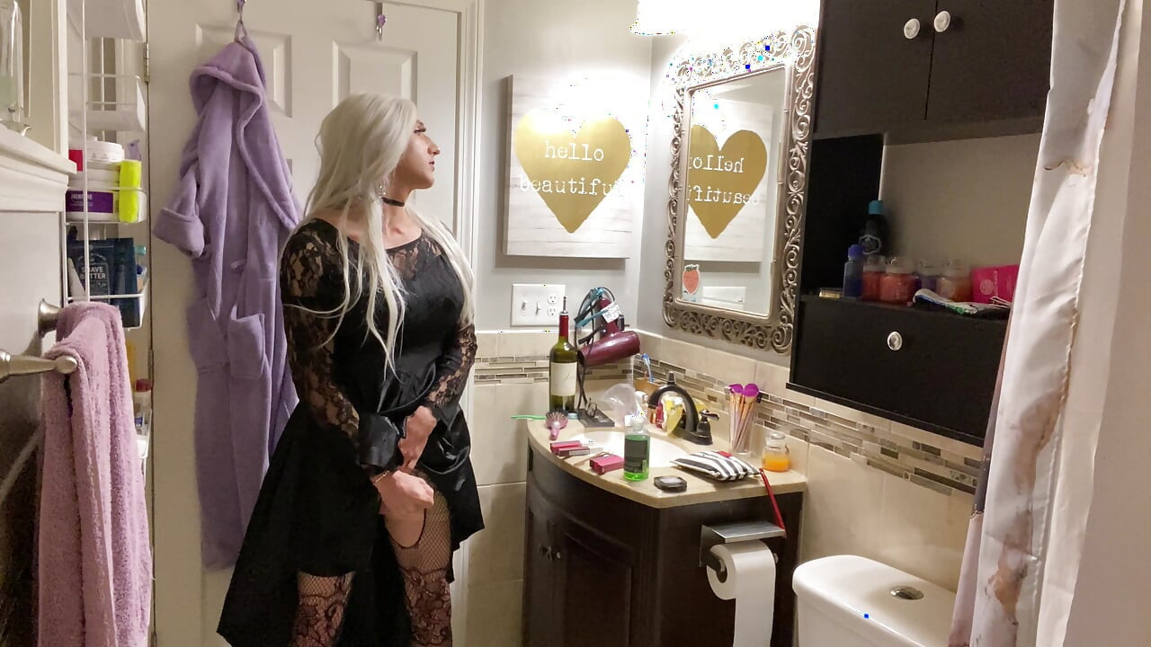 Emo crossdresser đeo mông và sục cu