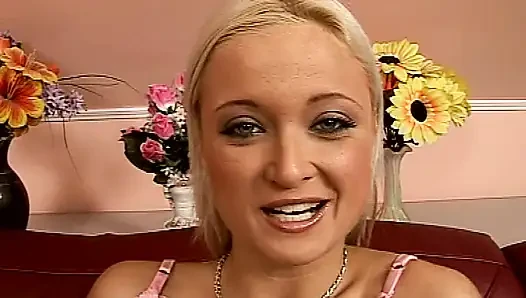 Blondes teen genießt einen reifen schwanz und einen dildo in ihrer jungen muschi