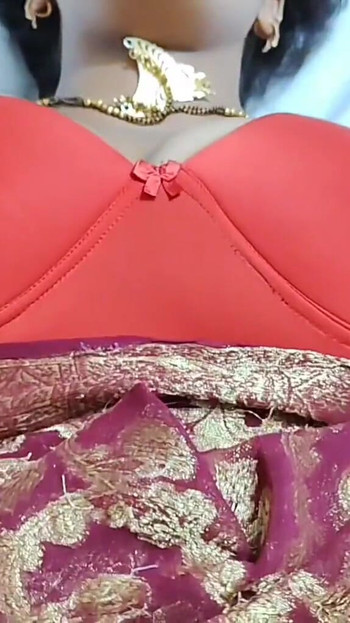 Imperdível momento de "Fofa sexy gostosa esposa Sarika, o melhor sexo indiano de quatro na cama com seu marido"