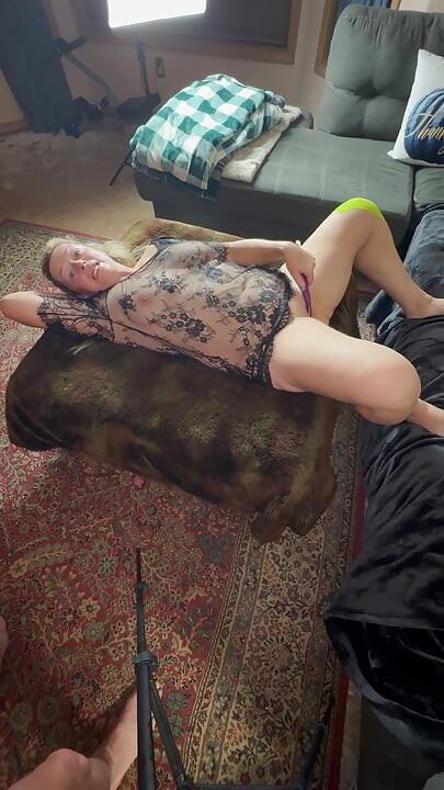 Soția matură perversă își bate pizda în orgasme multiple în timp ce tati mângâie