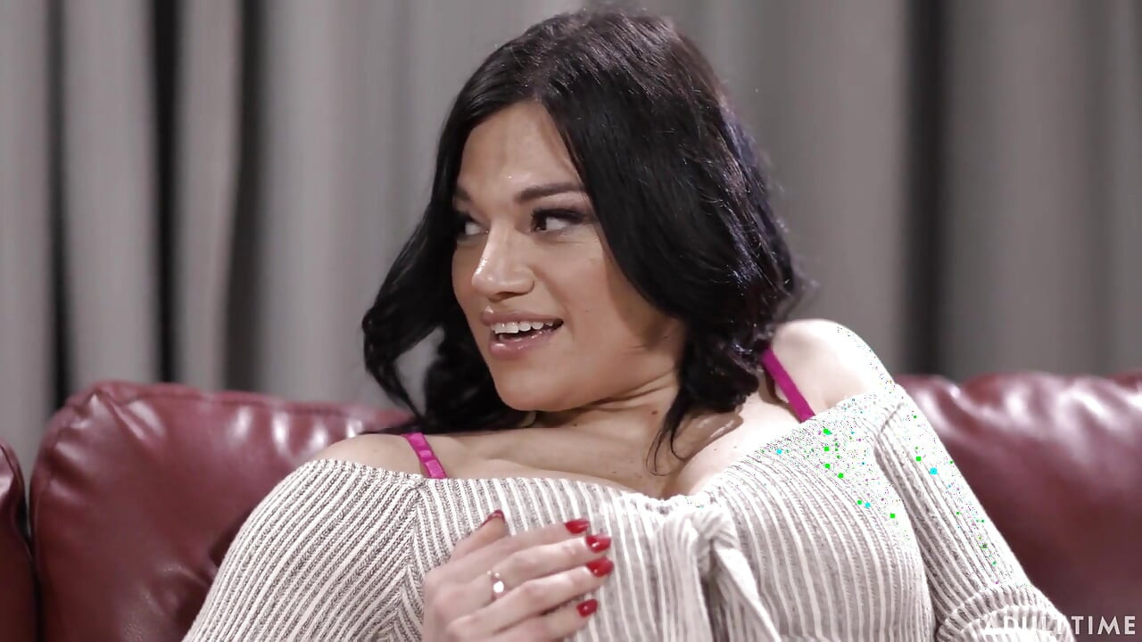 Adult Time - la terapeuta traviesa April Olsen atrapada masturbándose por una cliente caliente Mona Azar