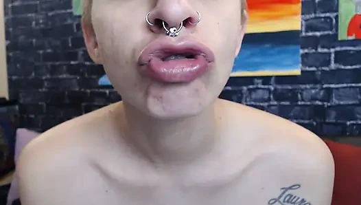 Большая помада, свободные губы