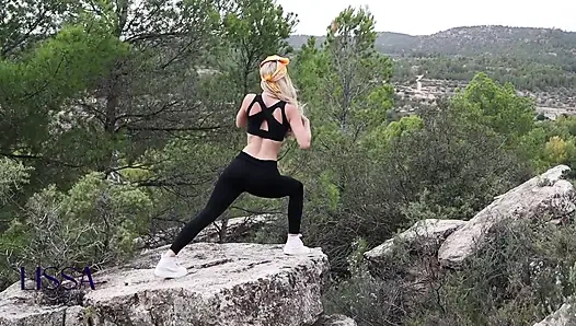 Latihan yoga bareng orang asing