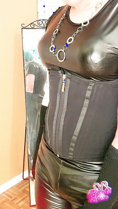 Super Sexet Sissy Tøs Kandi svinger sin pik i sin Sort latex og støvler PMV