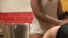 Seks di bilik air mall