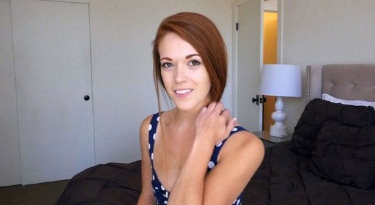 Une jeune adolescente rousse sexy fait son premier porno en POV