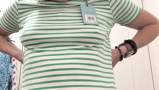 Tanpa bra, komando, cewek bertato mencoba pakaian baru. Bagian 1 dari 2.