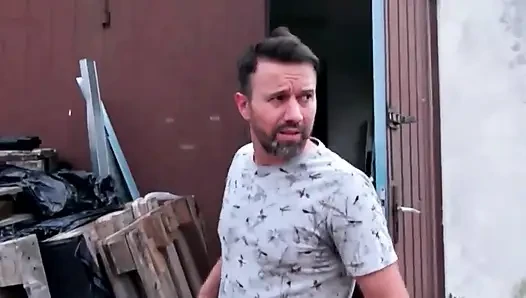 Büyük memeli genç kız açık havada yarak emiyor
