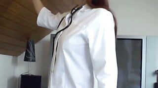 Enfermera milf alemana da una paja sensual a un paciente joven