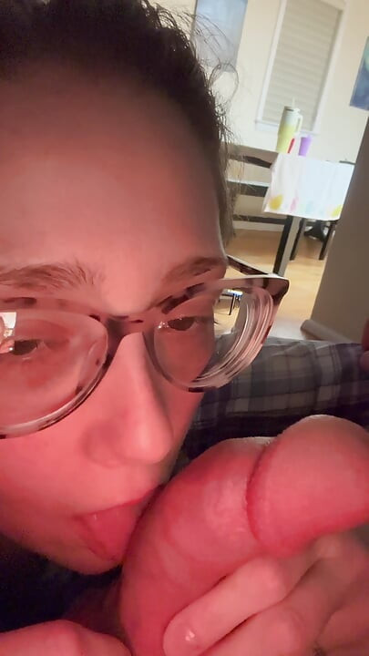 Orta yaşlı seksi kadın sana sakso çekiyor