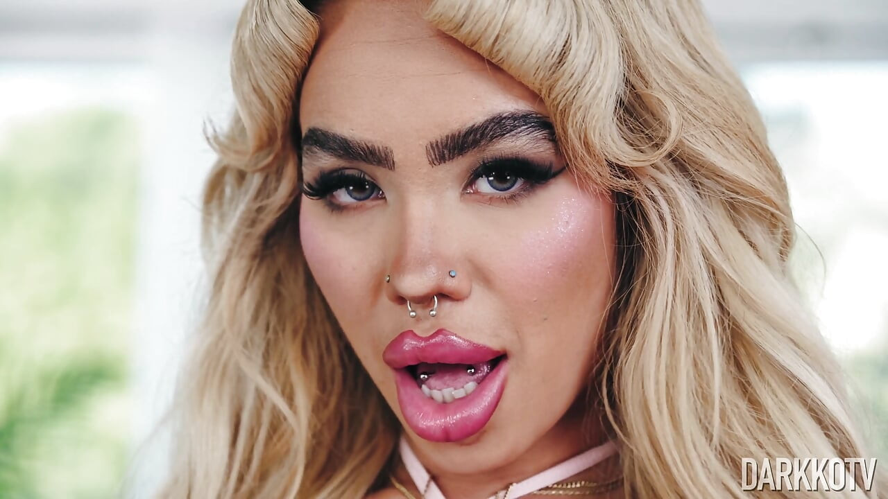 Luna Luxe Blowjob awek gelembung yang menampilkan Jonni Darkko