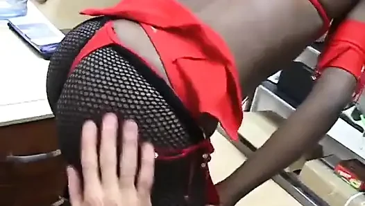 İki çikolata genç kız yaşlı bir adamı işte mutlu etmek için bir yarağı iki kez birden alıyor