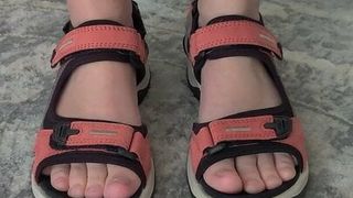 Aurora Willows laat haar nieuwe sandalen zien