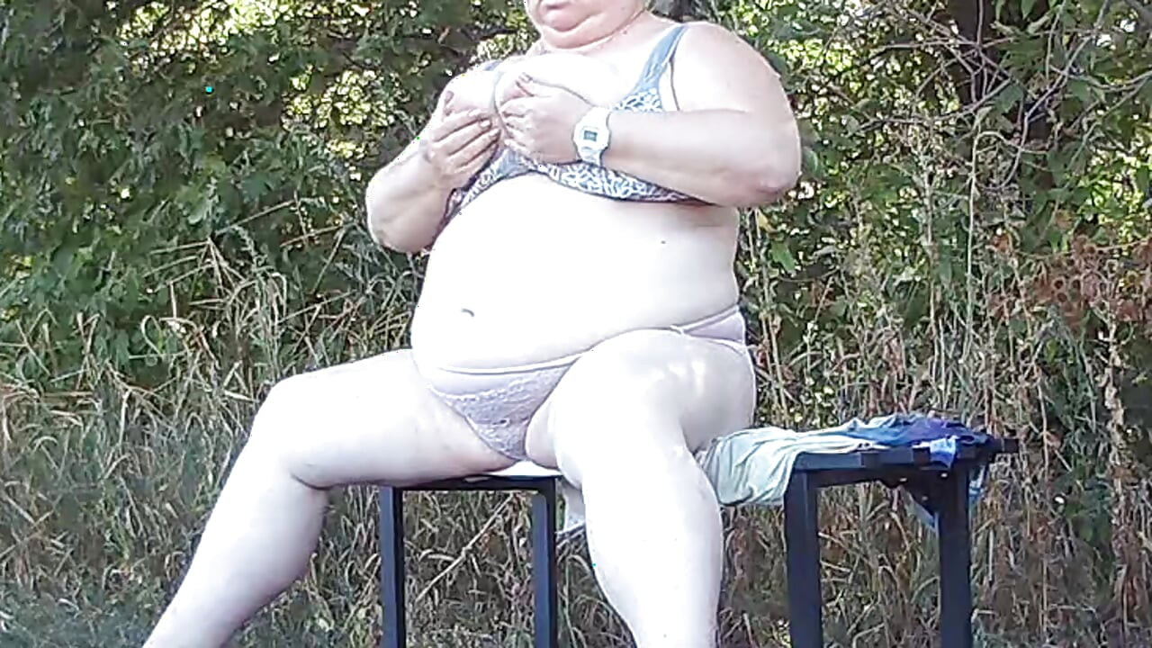 Prijatelj u parku se skida i na klupi