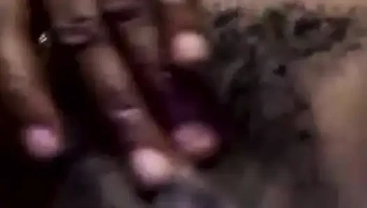 Sie spielt mit ihrer muschi, bis sie squirtet