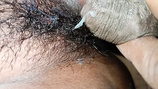 Bhabi ke Ghar uski chut par mal gira