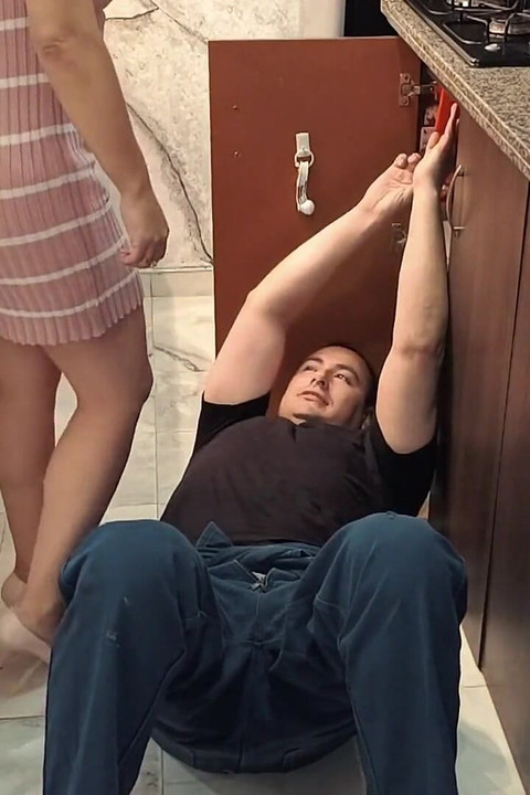 Azgın evli kadın mutfak tamircisini baştan çıkarıyor ve kocası eve dönmeden önce hızlı sikiliyor