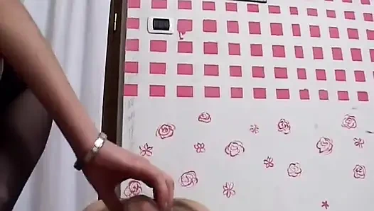 Güneş gözlüklü amatör esmer orta yaşlı seksi kadın sikiliyor ve filme alıyor