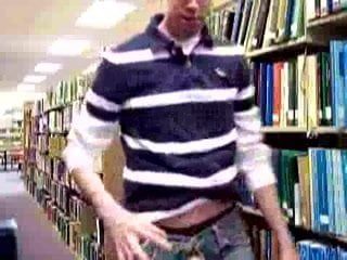 Tipul care se mângâie în biblioteca universității