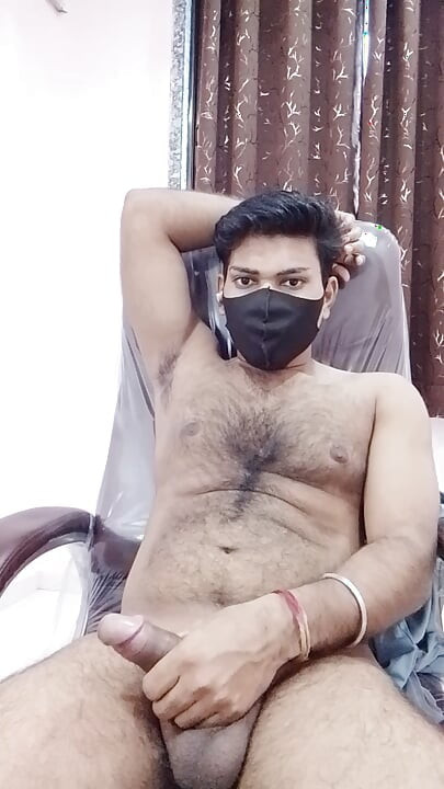 El chico indio está muy excitado, poniéndose duro