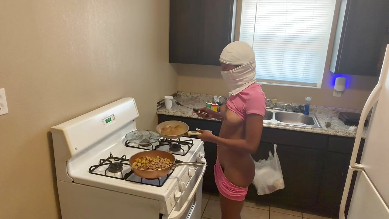 Hot babe naked making breakfast for her boyfriend m