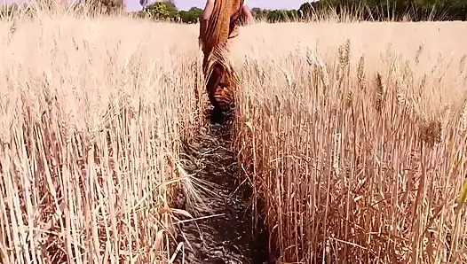 Gehun katati Hui khet mein apni chut mein ungaliyan dalkar Pani nikal rahi hai devar chupke se dekh raha hai