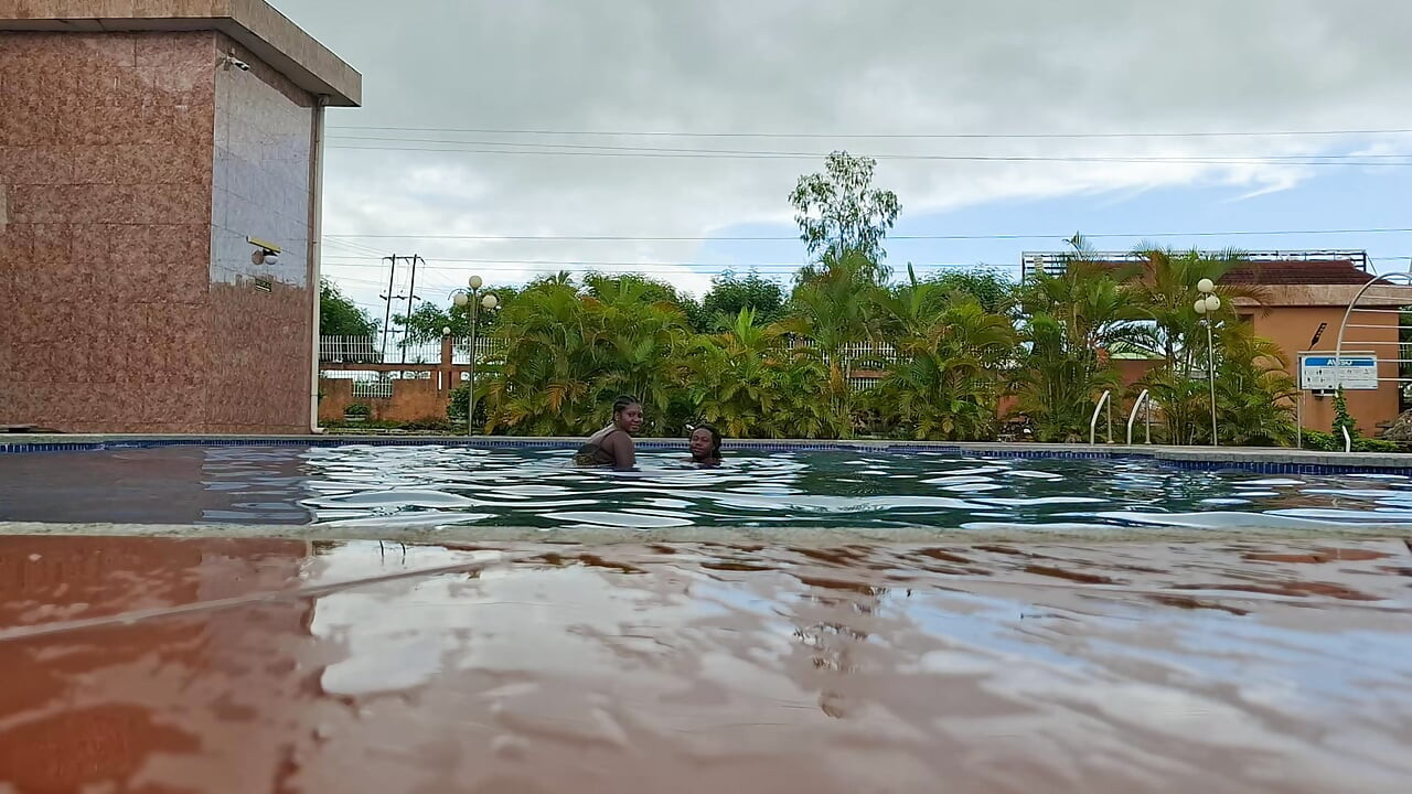 Sperma schwimmen im pool, harter sex im wasser, doppelter orgasmus