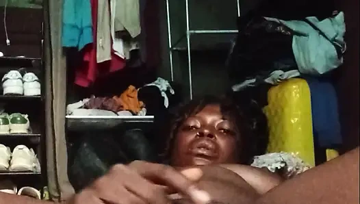 Трах пальцами делает ее счастливой