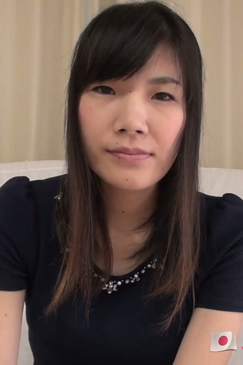Amateur Japanese MILF pussy drips for creampie