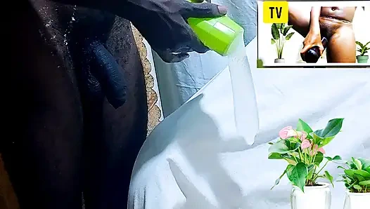 Как я трахнул и наслаждался сексуальным моментом с презервативом, наполненным водой и оргазмами, пока смотрю мокрую горячую киску мастурбирует!