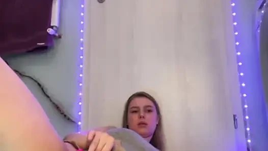 Shaved pussy masturbation with horny jucielussie